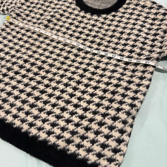 NWOT Women’s Cyrus Black & White Shaggy Fuzzy Houndstooth Crew Neck Sweater. Lg - Picture 3 of 10